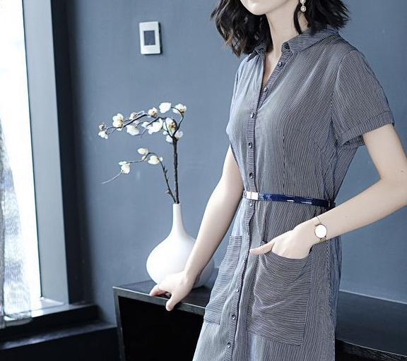 裙上身落落大方体现出女人的优雅与端庄ag旗舰厅app这几款时尚大气的连衣(图5)