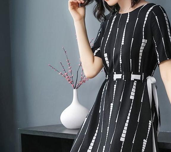 裙上身落落大方体现出女人的优雅与端庄ag旗舰厅app这几款时尚大气的连衣(图6)